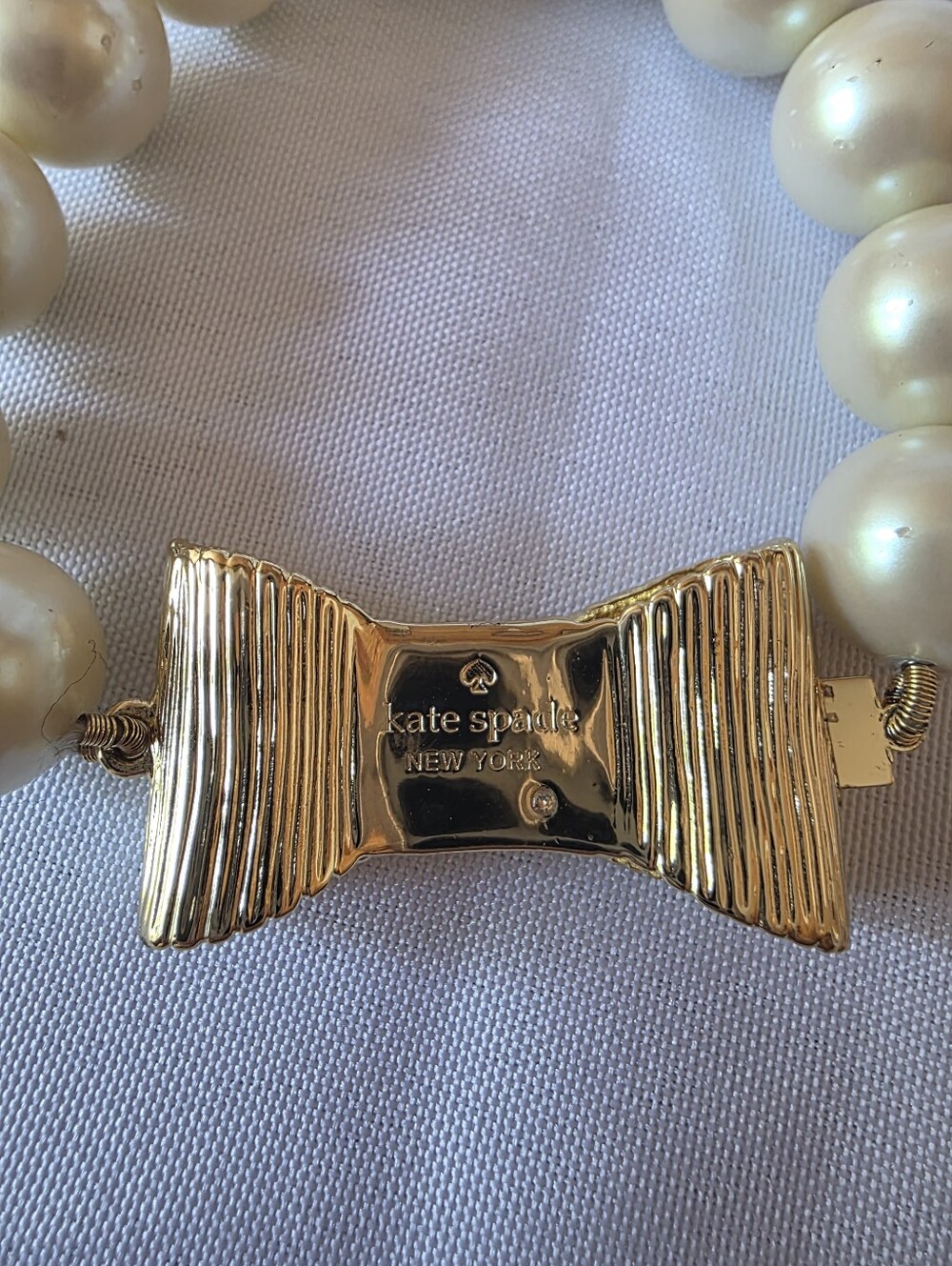 Kate Spade All Wrapped Up In Pearls Gold Tone Bow Bracelet Glass Pearls - Picture 5 of 9